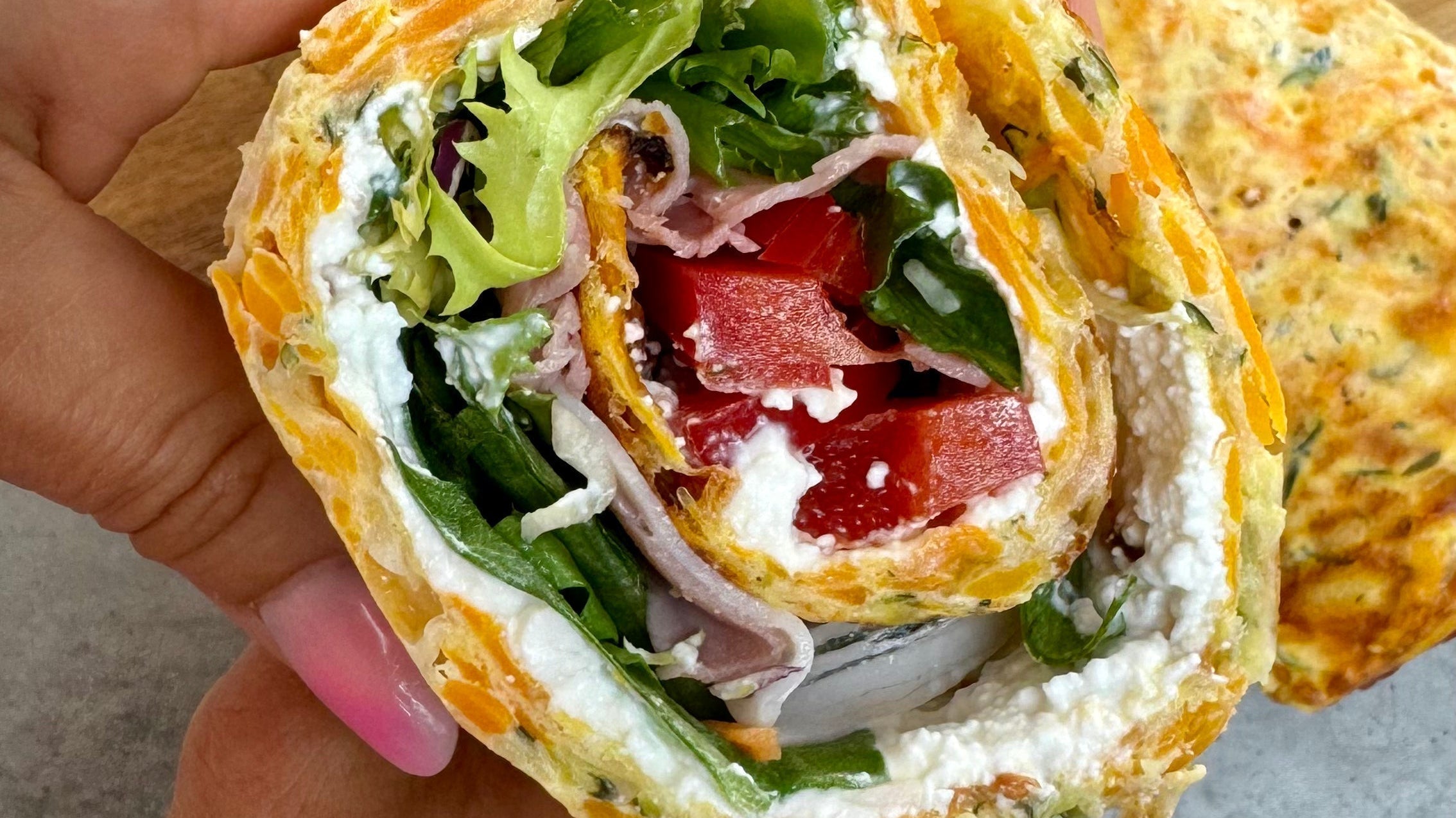 Pyszny proteinowy i niskowęglowodanowy wrap z cukinii! W porcji jest aż 41 g białka!