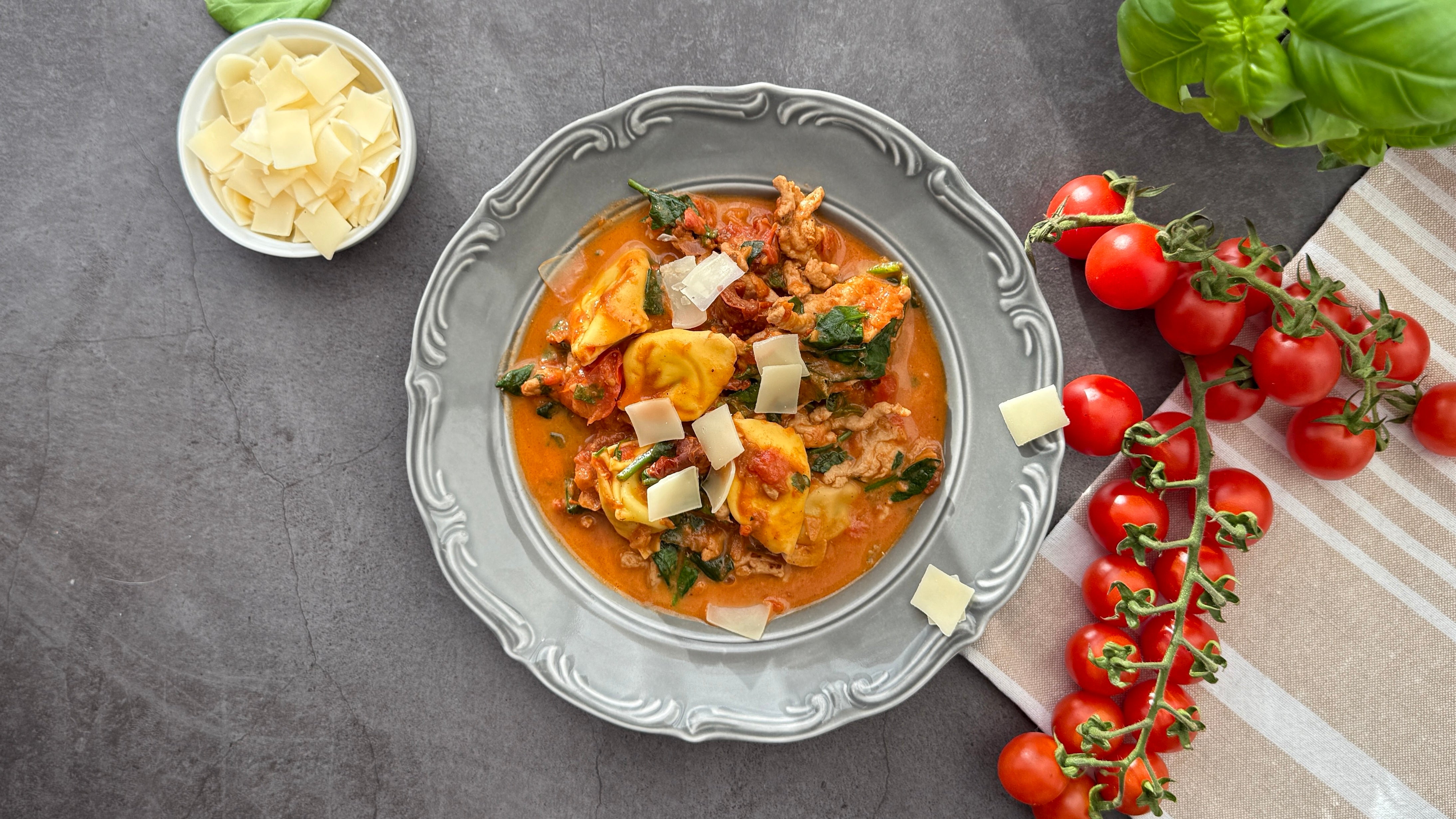 Wysokobiałkowa zupa z tortellini i indykiem. Szybki przepis na sycący obiad!